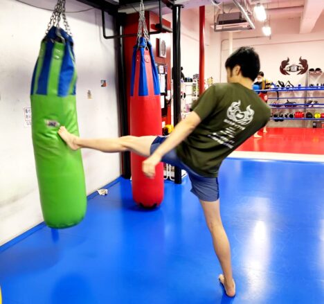 image-前蹴り・膝蹴りの軸足の動かし方 - 名古屋池下のフィットネスキックボクシングジム